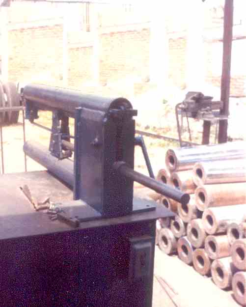 Engargoladora para Botes de Lamina.