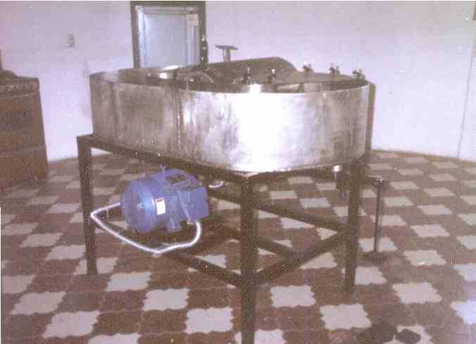 Pila Holandesa para elaborar pulpas (papel hecho a mano) Modelo 130/90. Vista semifrontal.