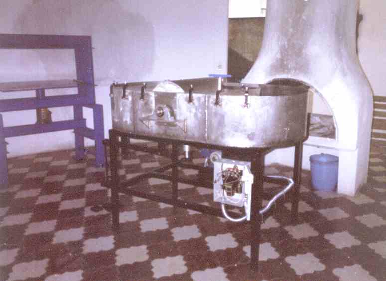 Pila Holandesa para elaborar pulpas (papel hecho a mano) Modelo 130/90. Vista con Prensa Hidraulica al fondo.