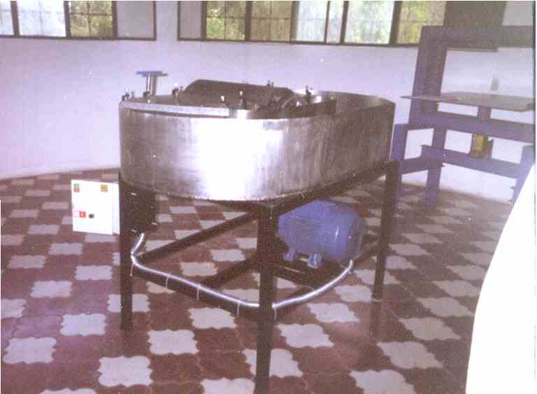 Pila Holandesa para elaborar pulpas (papel hecho a mano) Modelo 130/90. Vista con Prensa Hidraulica al fondo.