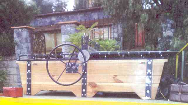 Maquina Tipo Torculo de Lujo Modelo 122/200. Vista Lateral. Barnizada en madera a color natural.